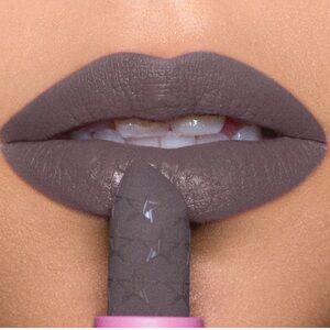 NWT Jeffree Star Velvet Trap Matte Lipstick in Grave Digger